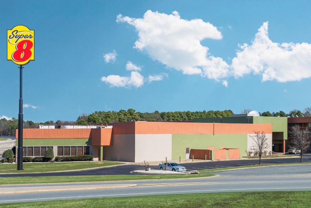 Super 8 by Wyndham Little Rock/Otter Creek Main image